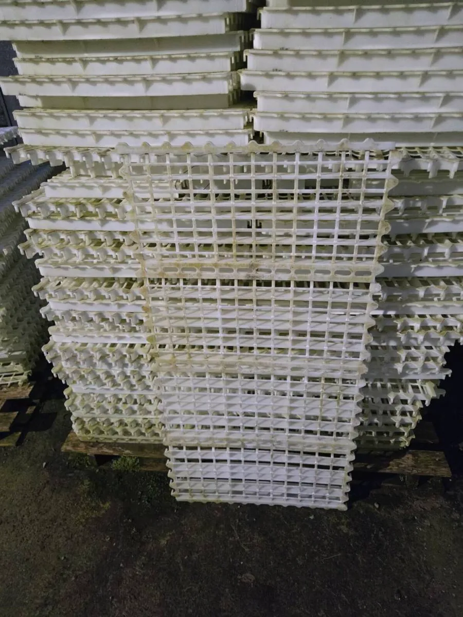 Hen house slats, bars, legs and feeders - Image 1