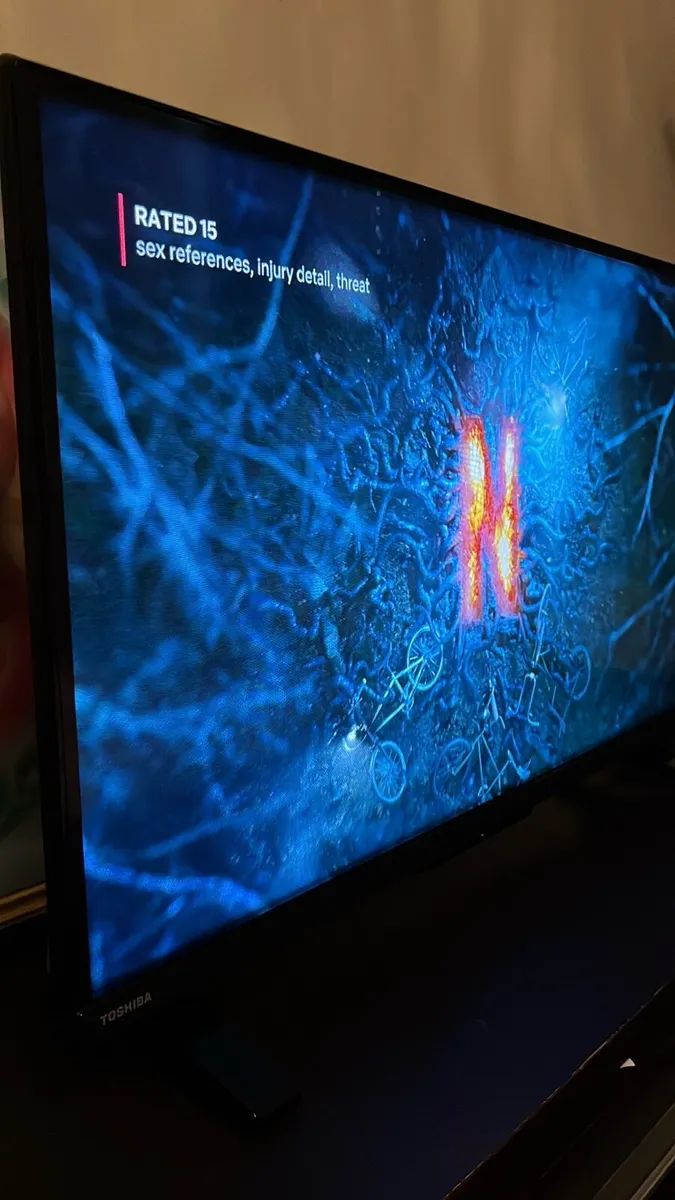 Toshiba 32 inch smart tv 2024 modern smart tech - Image 2