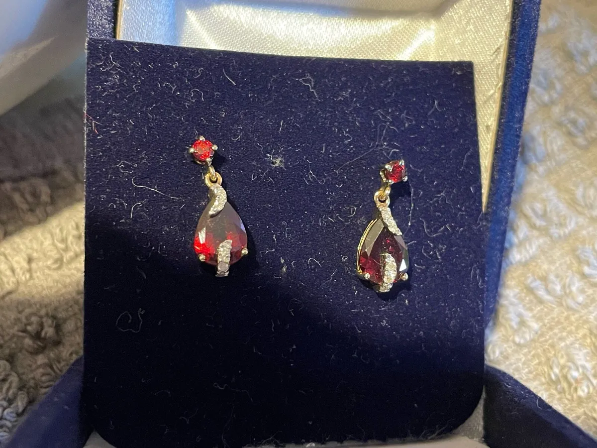 9 ct real gold . Diamond & garnet earrings - Image 4