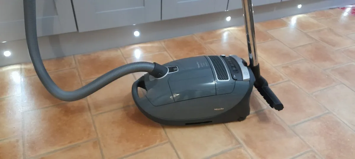 Miele vacuum cleaner - Image 1
