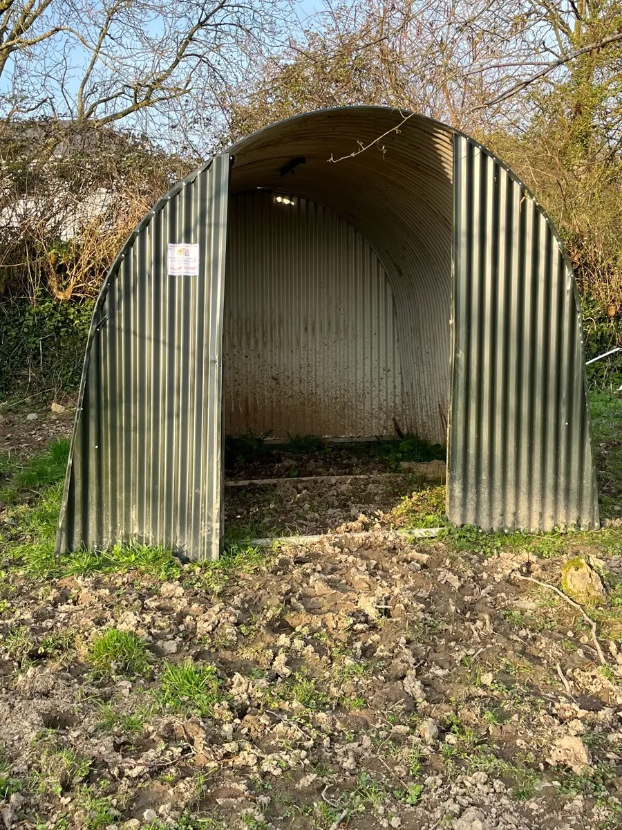 Horse shelter - Image 1