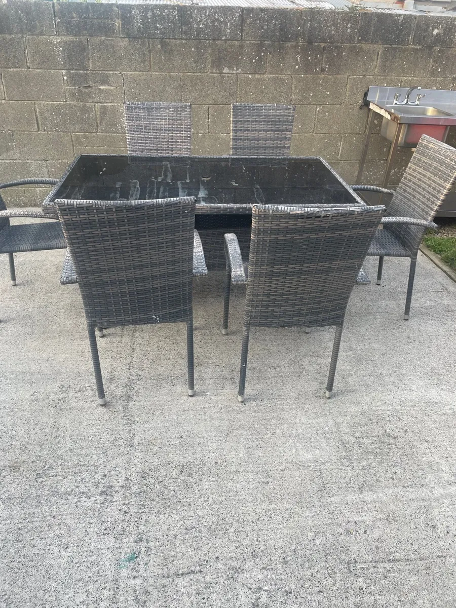 Table &chairs - Image 1