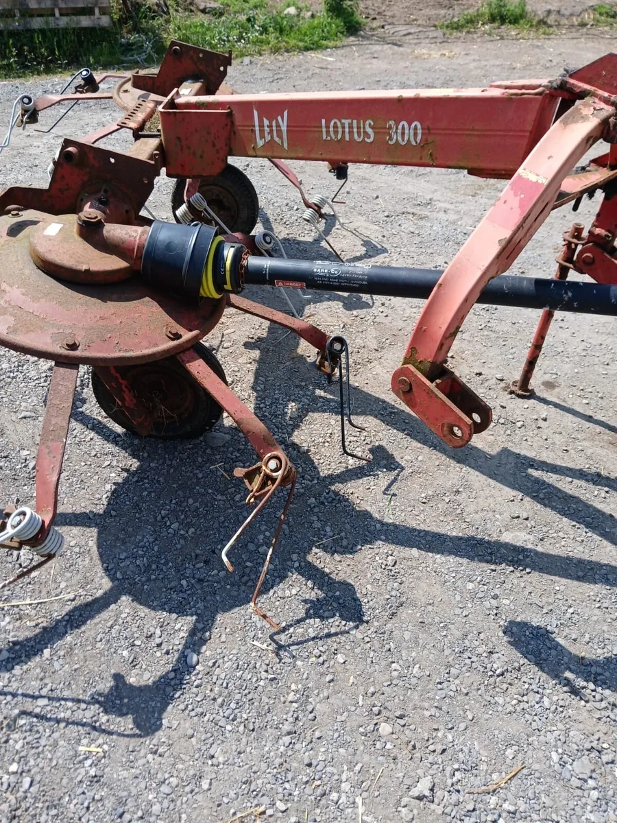 Lely Tedder /Tractor Tyre/Axle with Tyres - Image 1