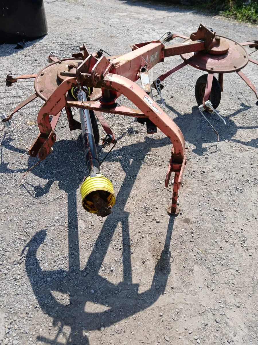 Lely Tedder /Tractor Tyre/Axle with Tyres - Image 2