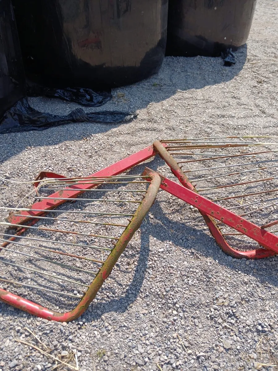 Lely Tedder /Tractor Tyre/Axle with Tyres - Image 3