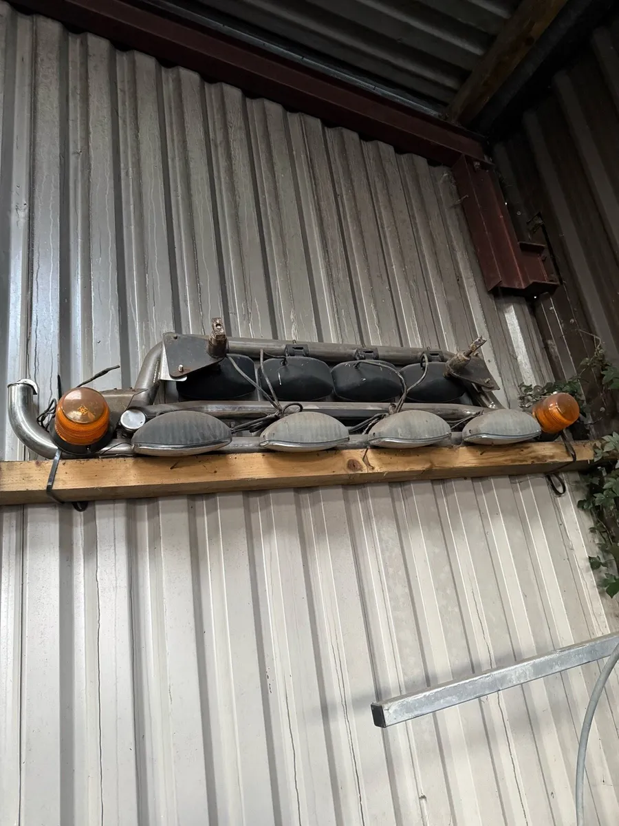 Top and bottom light bars an spots - Image 1