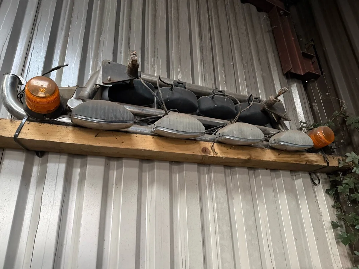 Top and bottom light bars an spots - Image 4