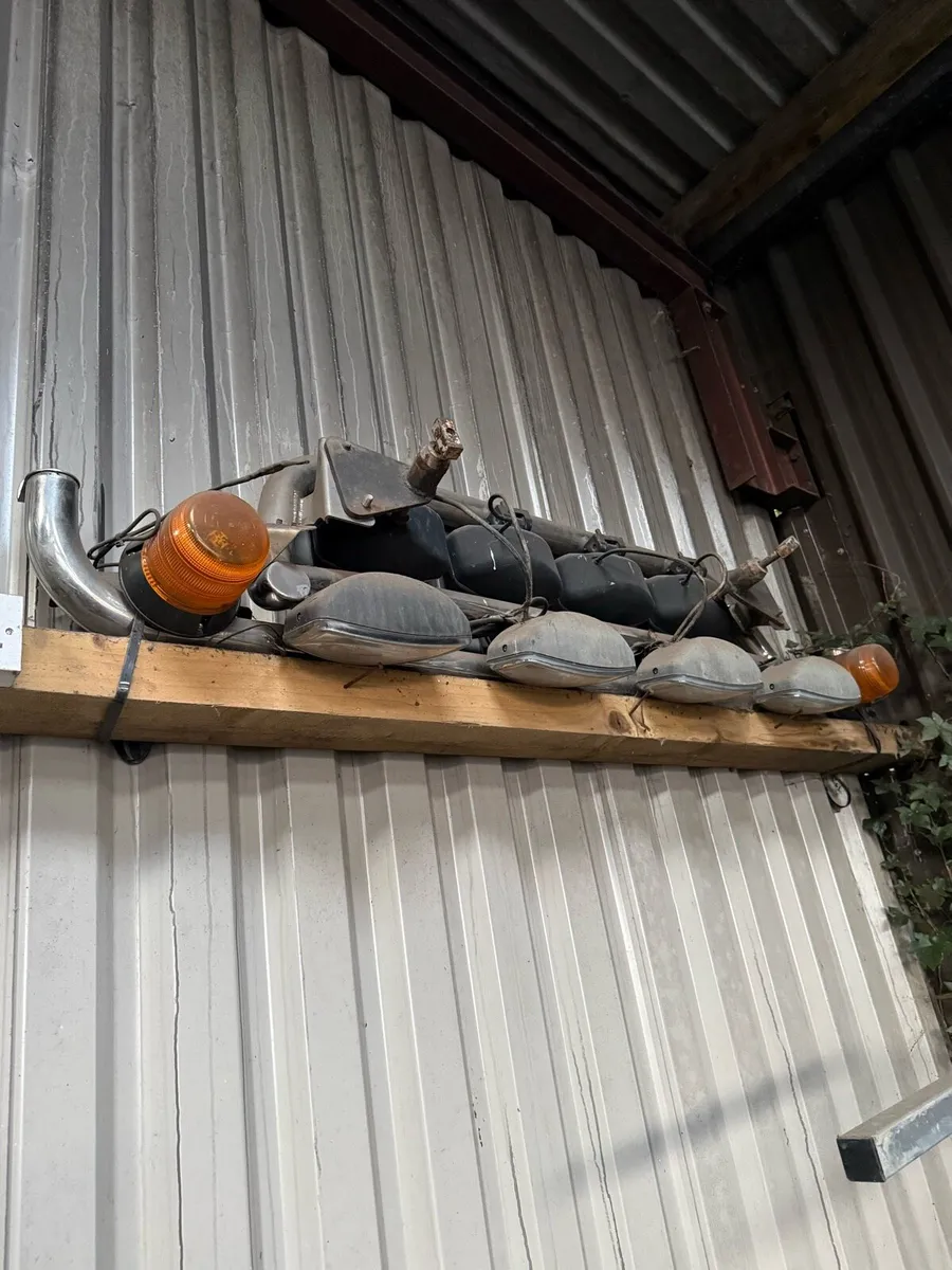 Top and bottom light bars an spots - Image 3