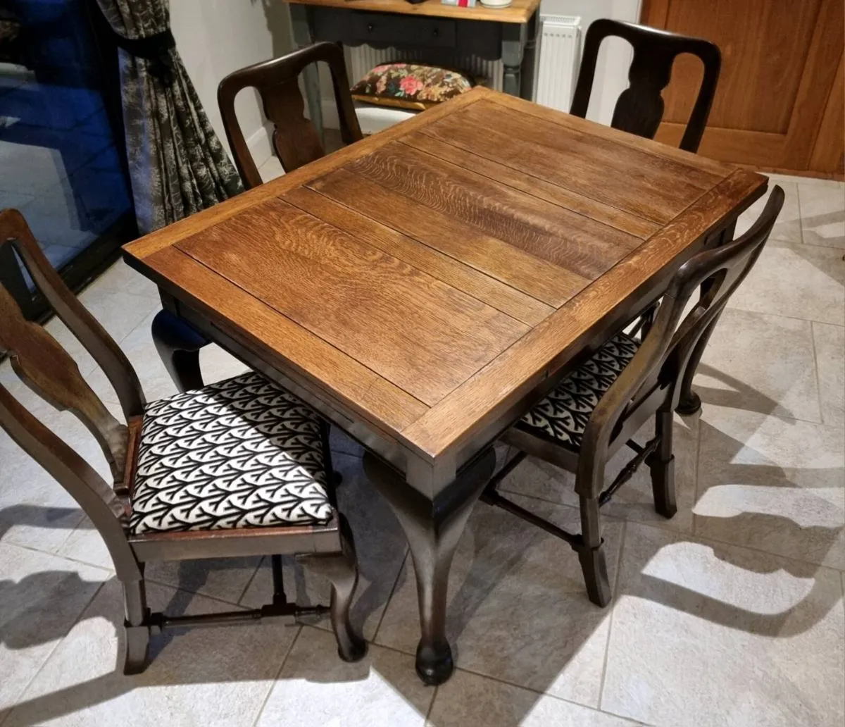 Stunning Extendable Table, Chairs & Bench - Image 3