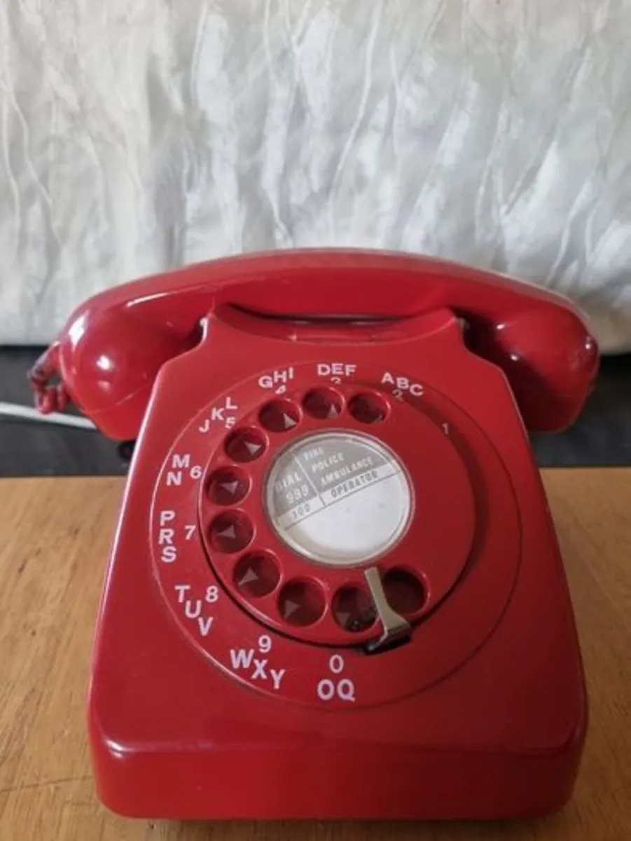 Vintage red telephone - Image 1