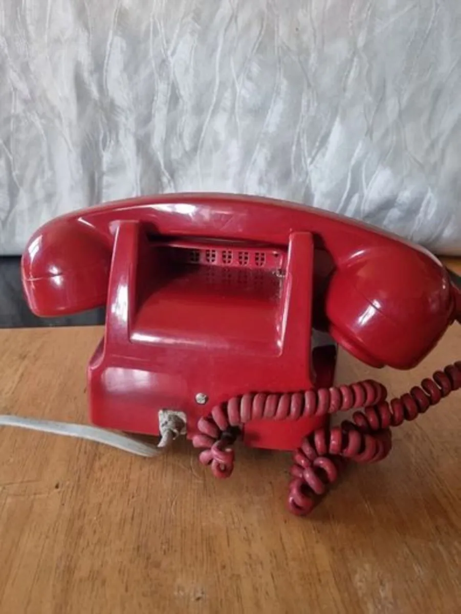 Vintage red telephone - Image 3