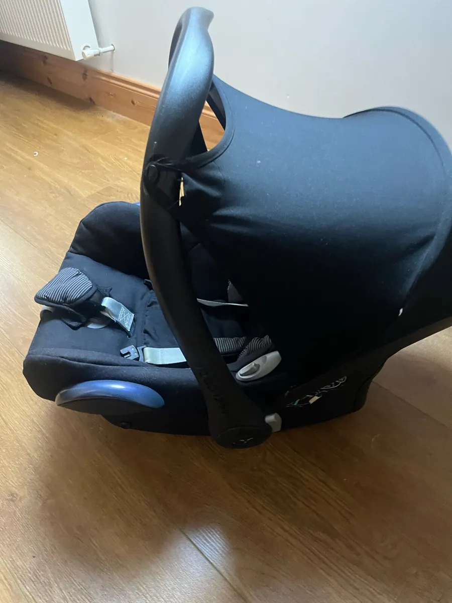 Maxi cosy car seat plus 2 x isofix bases - Image 2