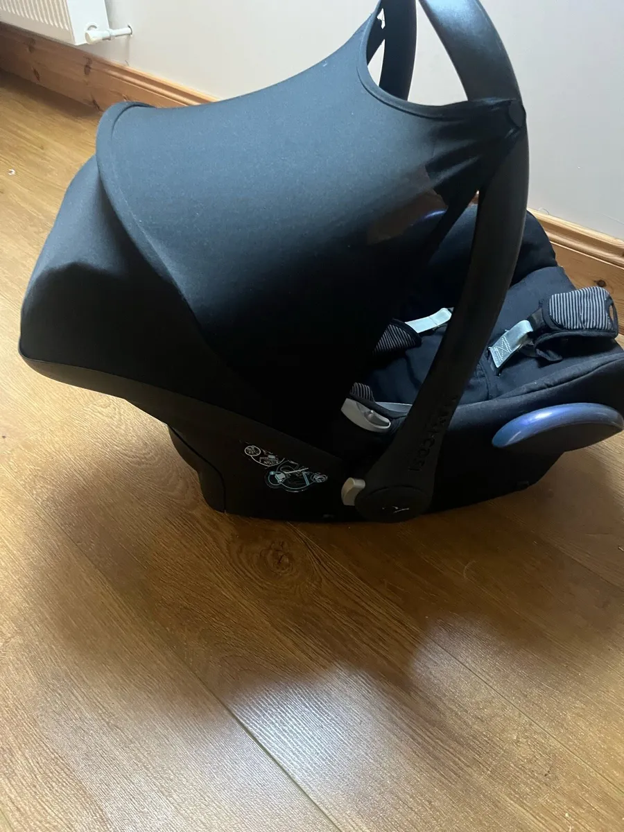 Maxi cosy car seat plus 2 x isofix bases - Image 3