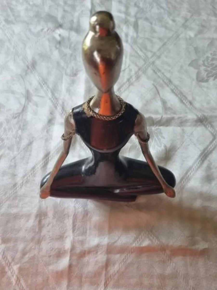 Vintage figurine of a meditating woman - Image 4
