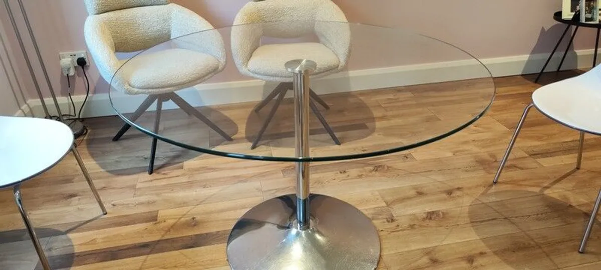 Round glass dining table - Image 1