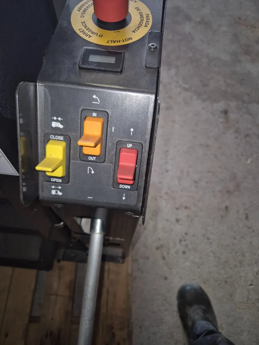 Wheel chair lift - Image 4