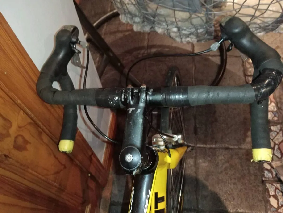 Giant Defy road bike - Image 4