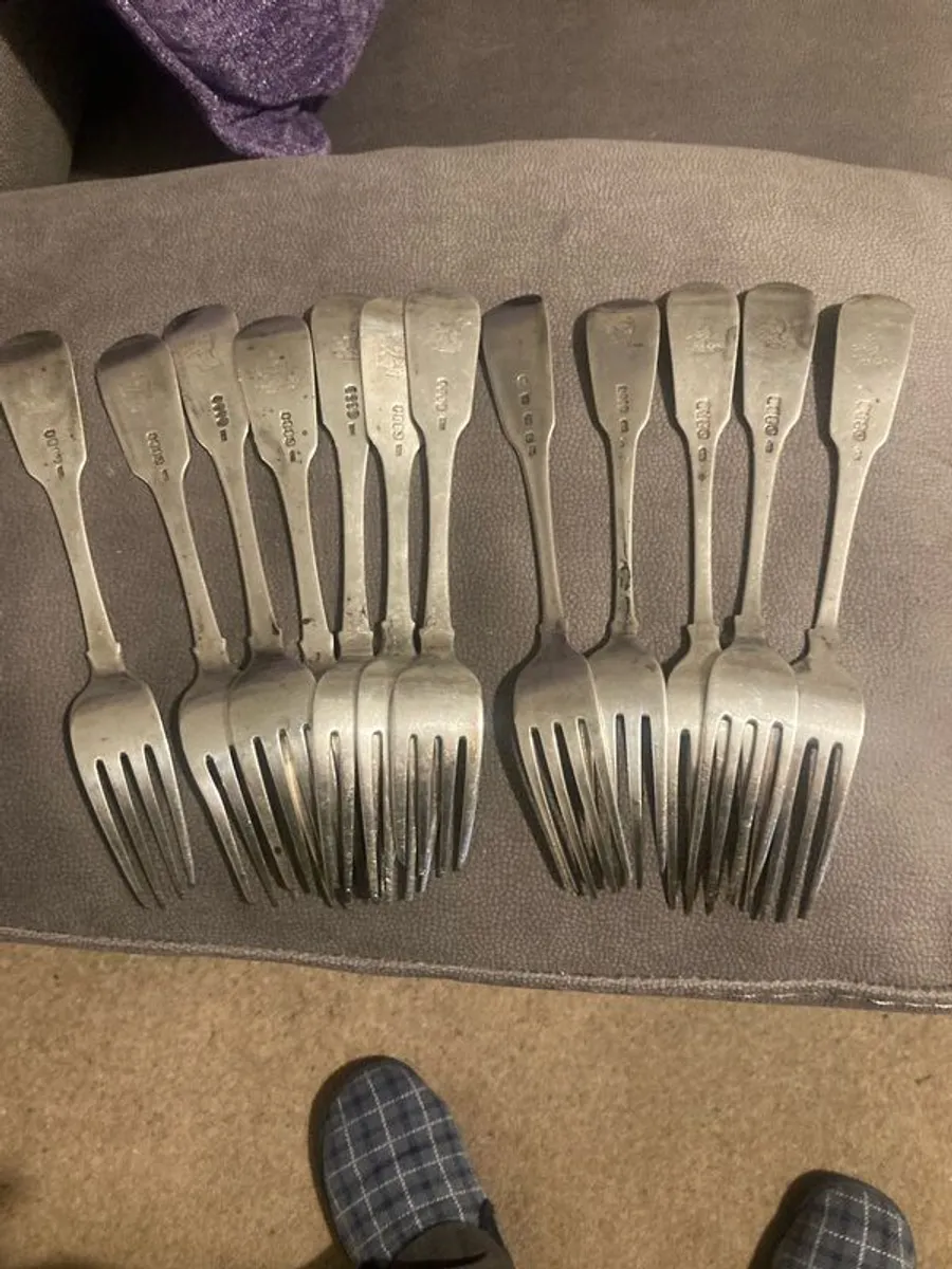 12 Irish sterling forks made by Irish silversmiths in the early 1800s with clear full hallmarks all with the same family crest weighing 820 grams almost 29 ounces - Image 1
