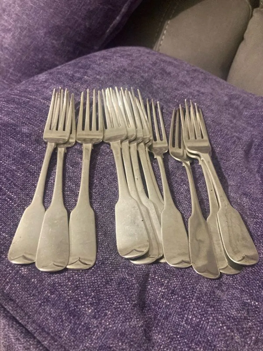 12 Irish sterling forks made by Irish silversmiths in the early 1800s with clear full hallmarks all with the same family crest weighing 820 grams almost 29 ounces - Image 4