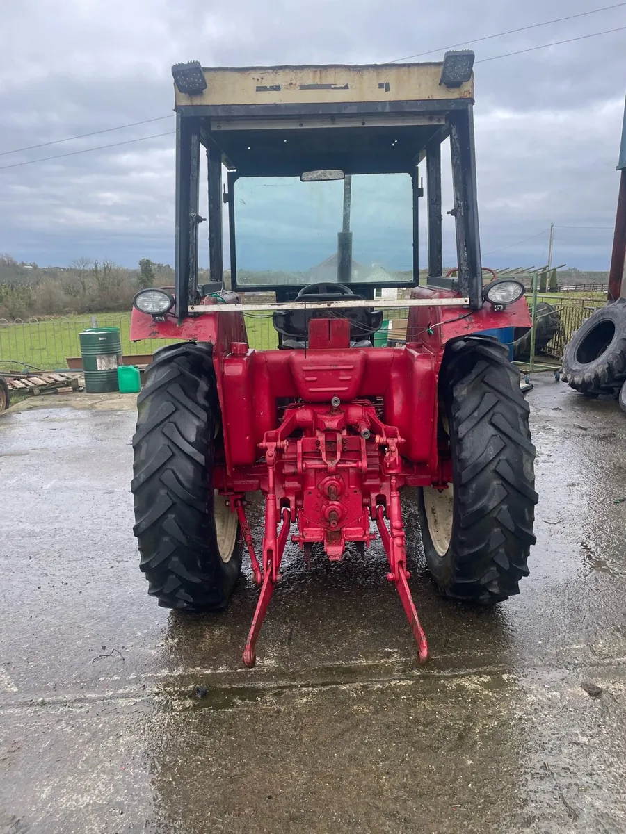 International 484 tractor - Image 2