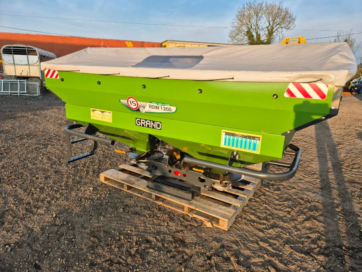 Fertilizer spreaders - Image 1