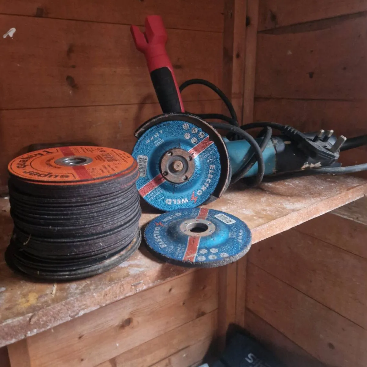 Grinder with 60 metal blades - Image 1