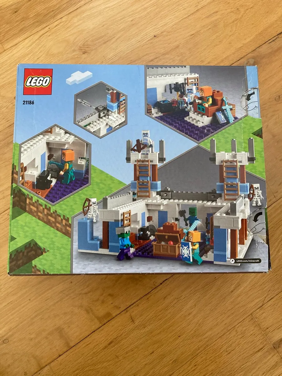 Lego Minecraft - 21186 - The Ice Castle - Image 2