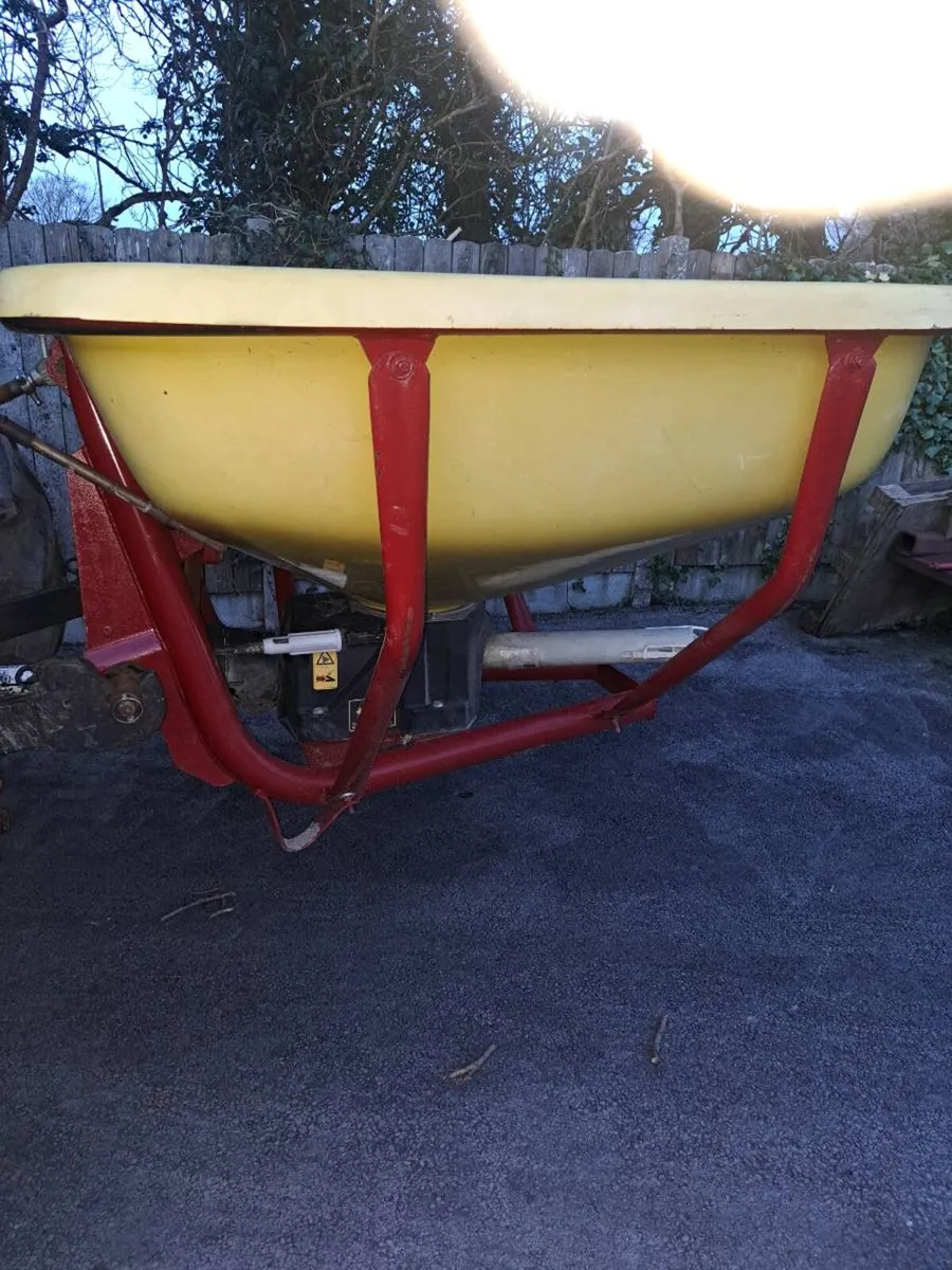 Cosmo fertiliser spreader - Image 3