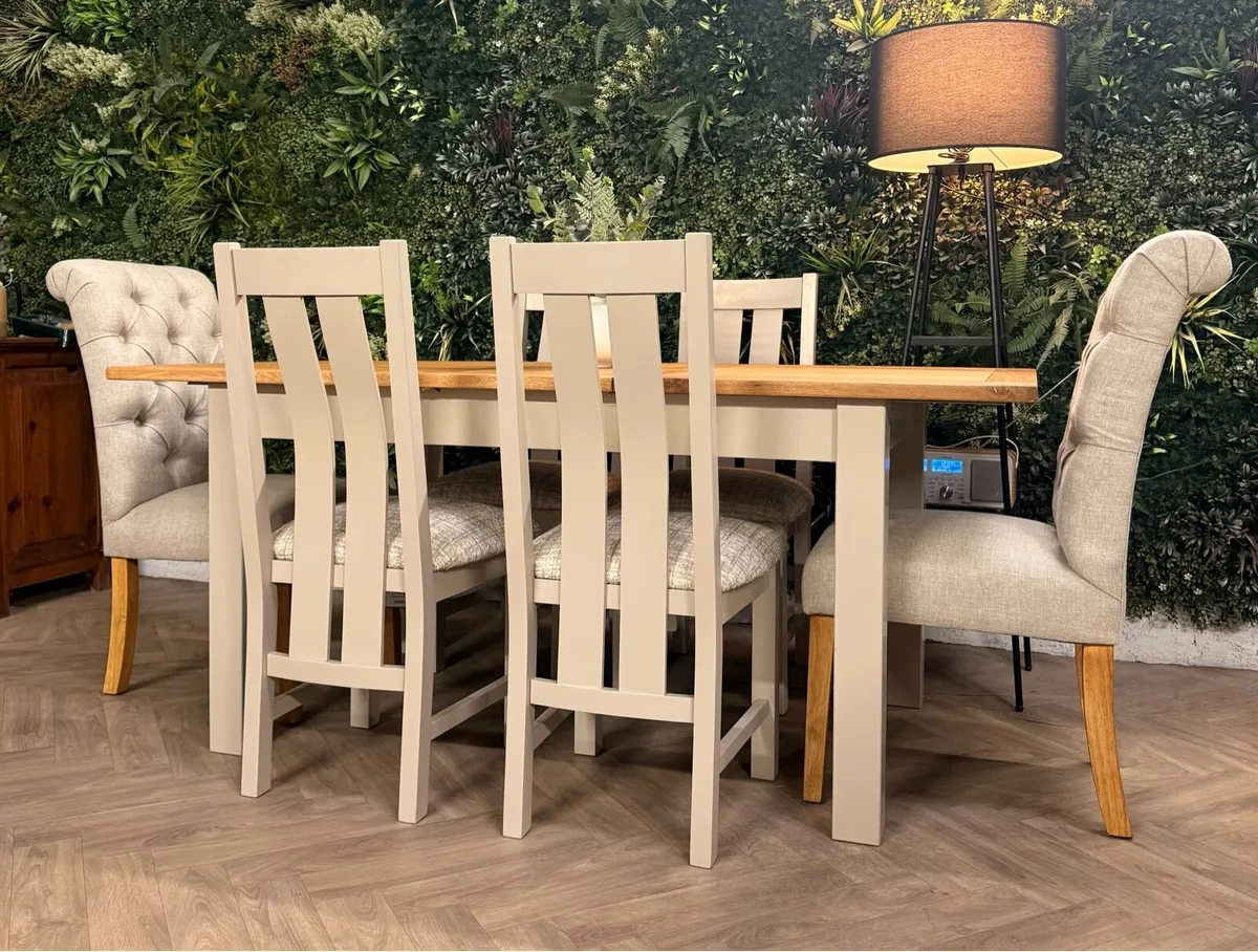 Extending oak kitchen table & 6 chairs/dining set - Image 3