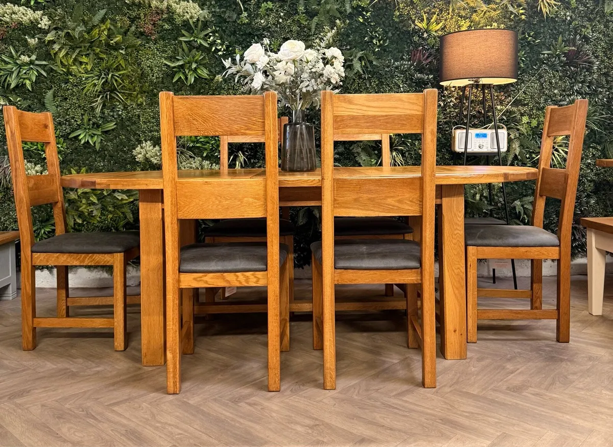 Extending oak kitchen table & 6 chairs/dining set - Image 1