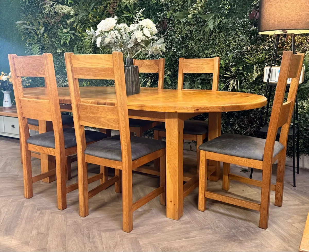 Extending oak kitchen table & 6 chairs/dining set - Image 2
