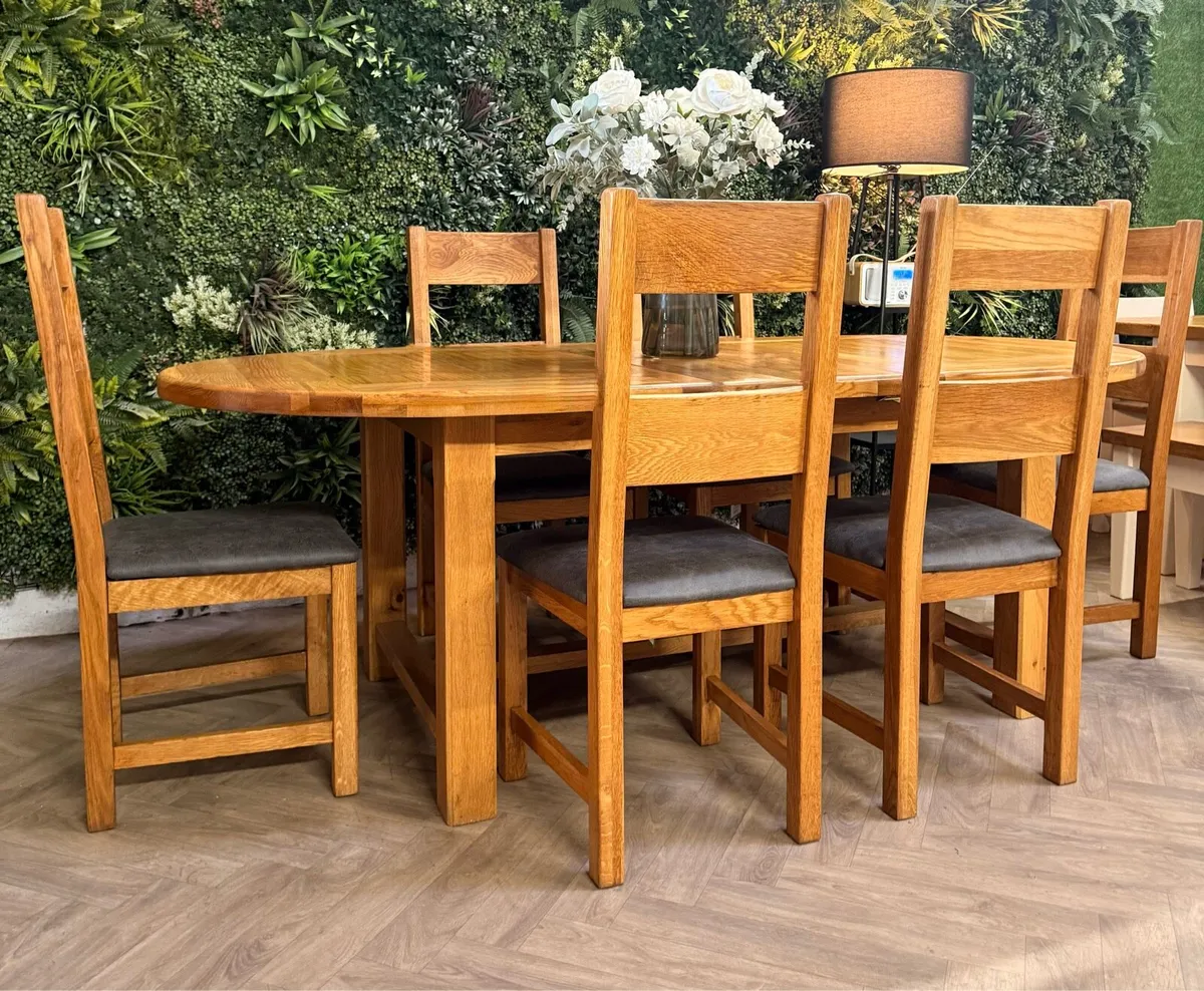 Extending oak kitchen table & 6 chairs/dining set - Image 3