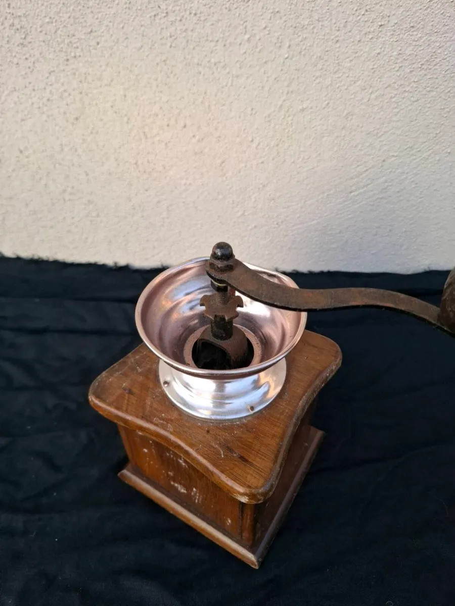 Old coffee grinder - Image 2