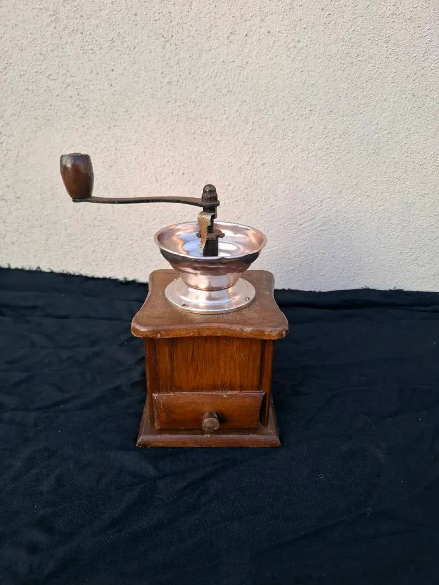Old coffee grinder - Image 1