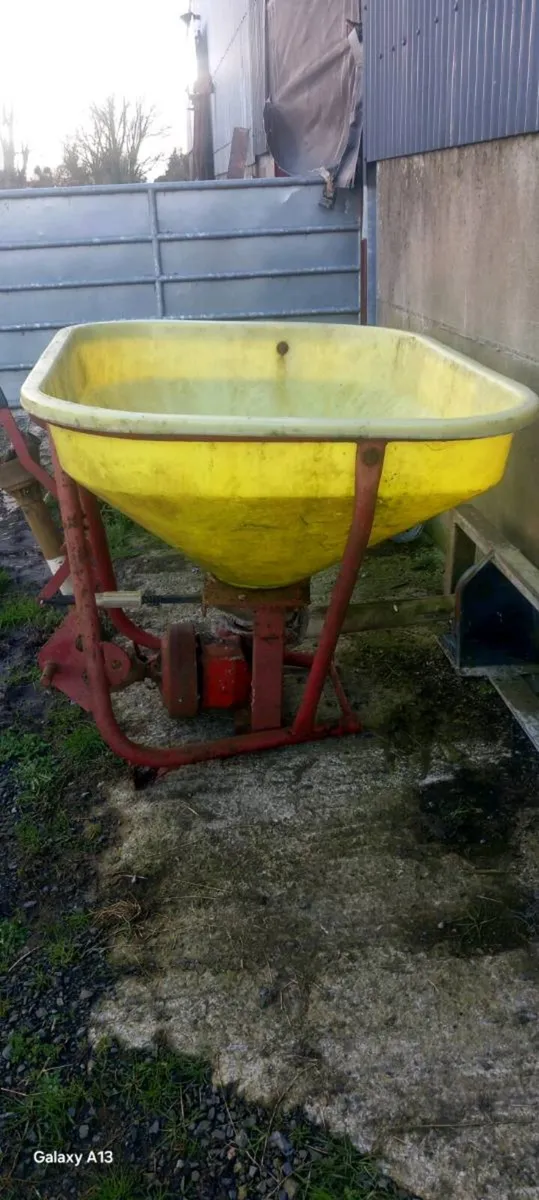 Fertilizer spreader - Image 1