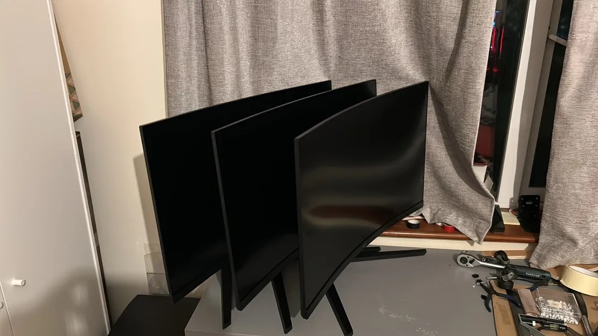 32’ AOC Curved 1440p Monitor - 180Hz - Image 1