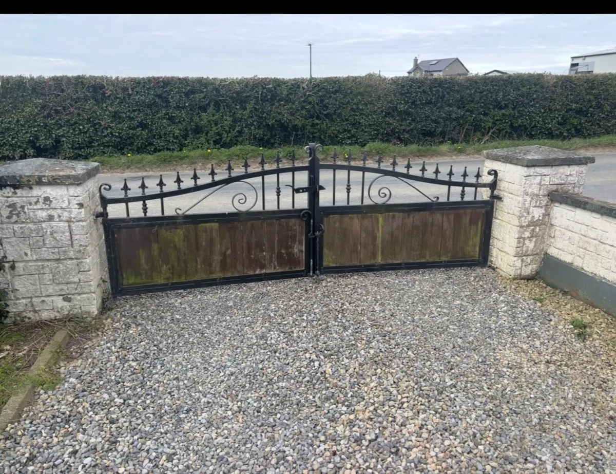 House Gates - Image 1