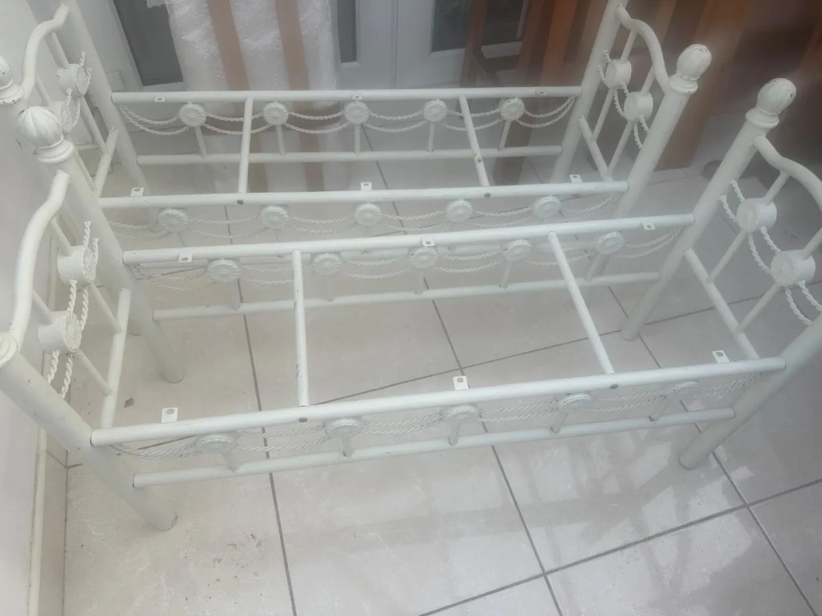 Window seats - Image 1