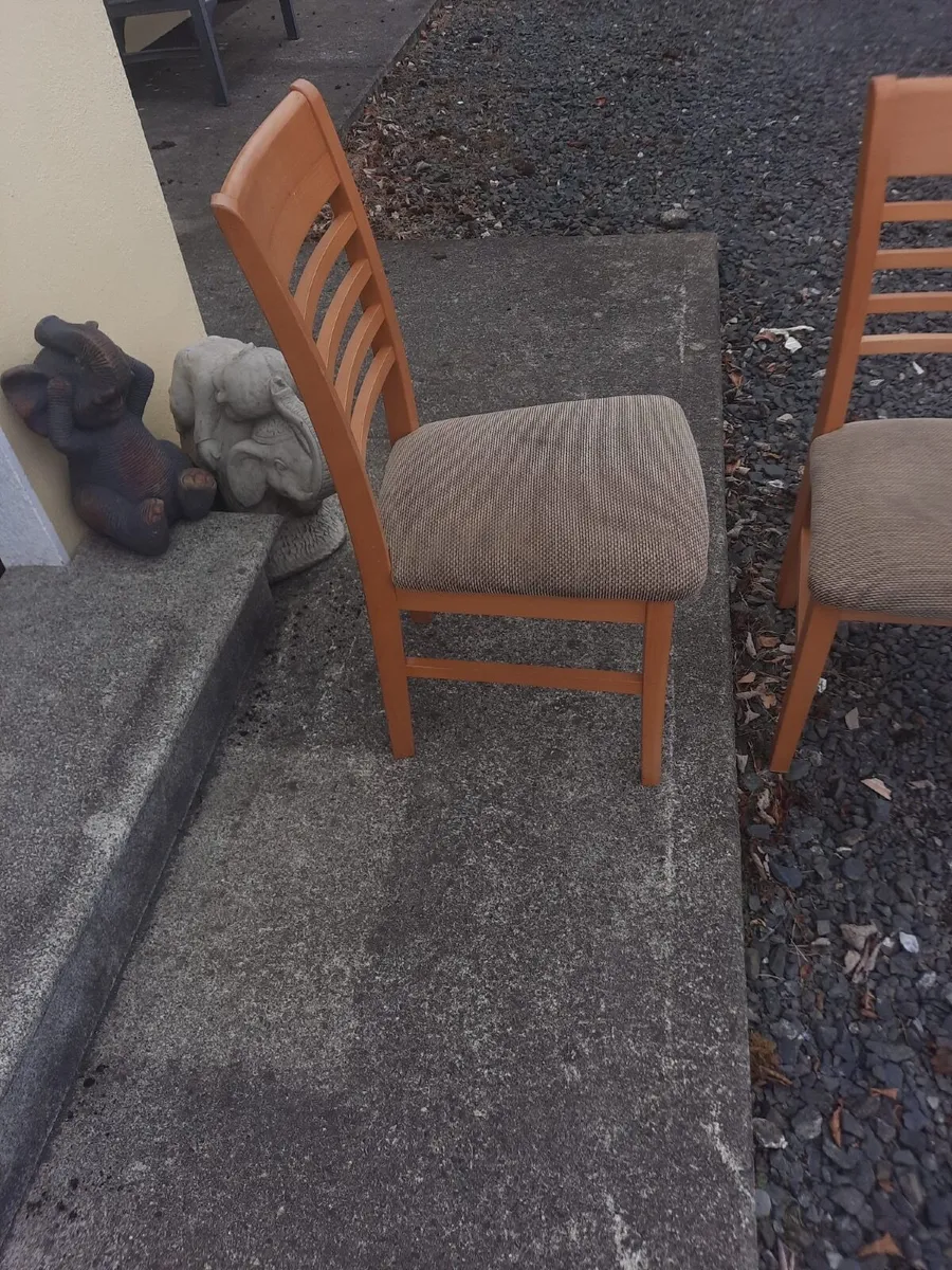 A pair of kitchen chairs - Image 2