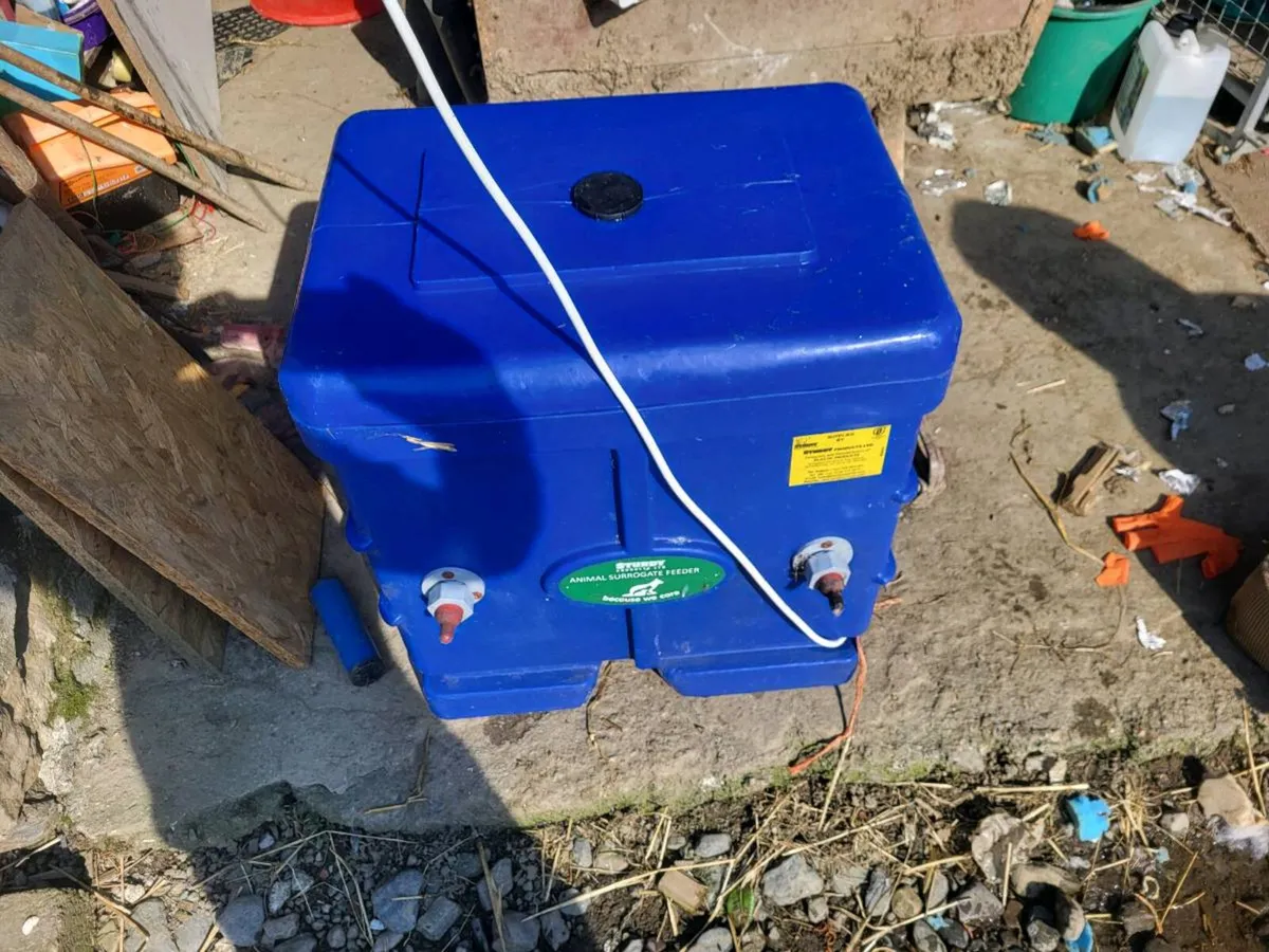 Lamb surrogate feeder - Image 1