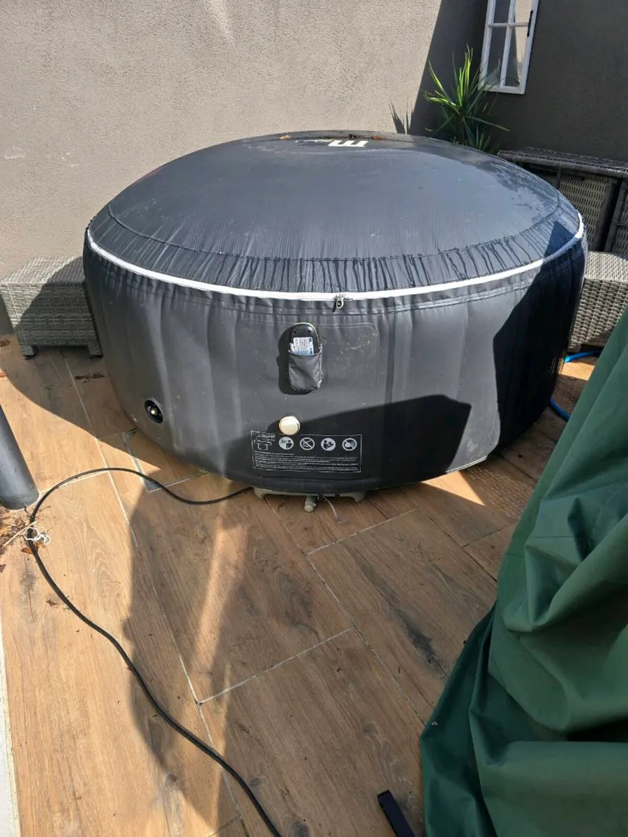 Hot tub - Image 1