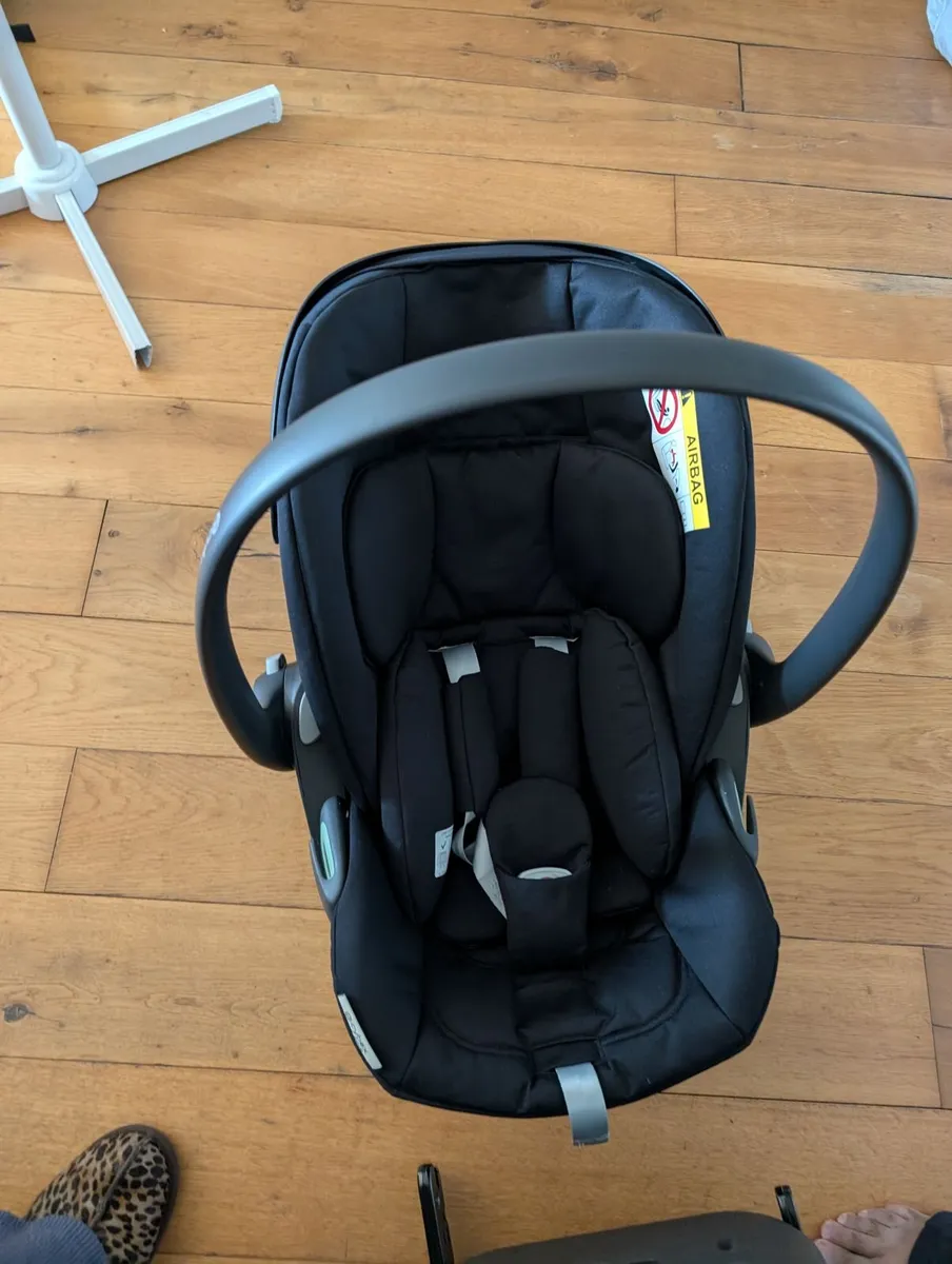 Baby car seat with isofix - selling the car - Image 3