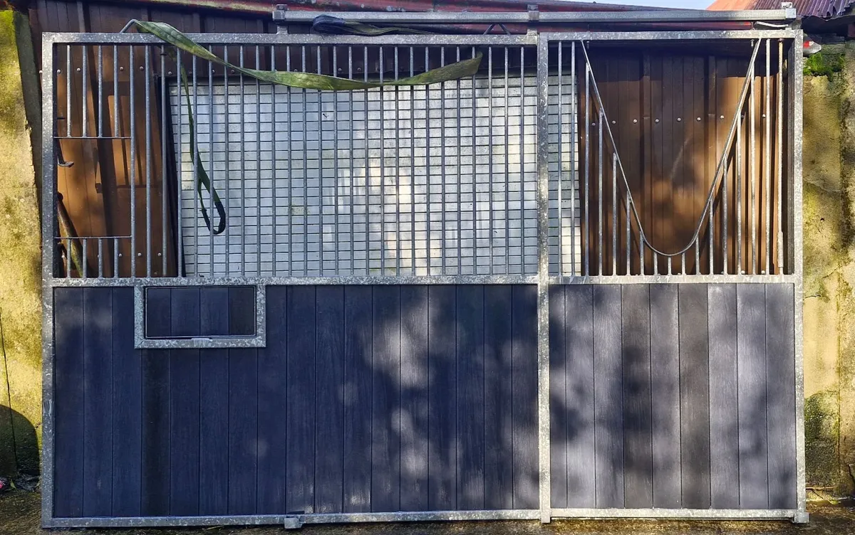 Stable front and doors - Image 1