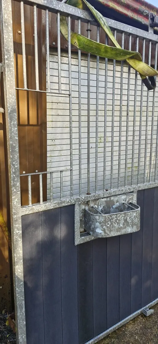 Stable front and doors - Image 2