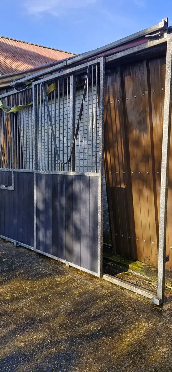 Stable front and doors - Image 3