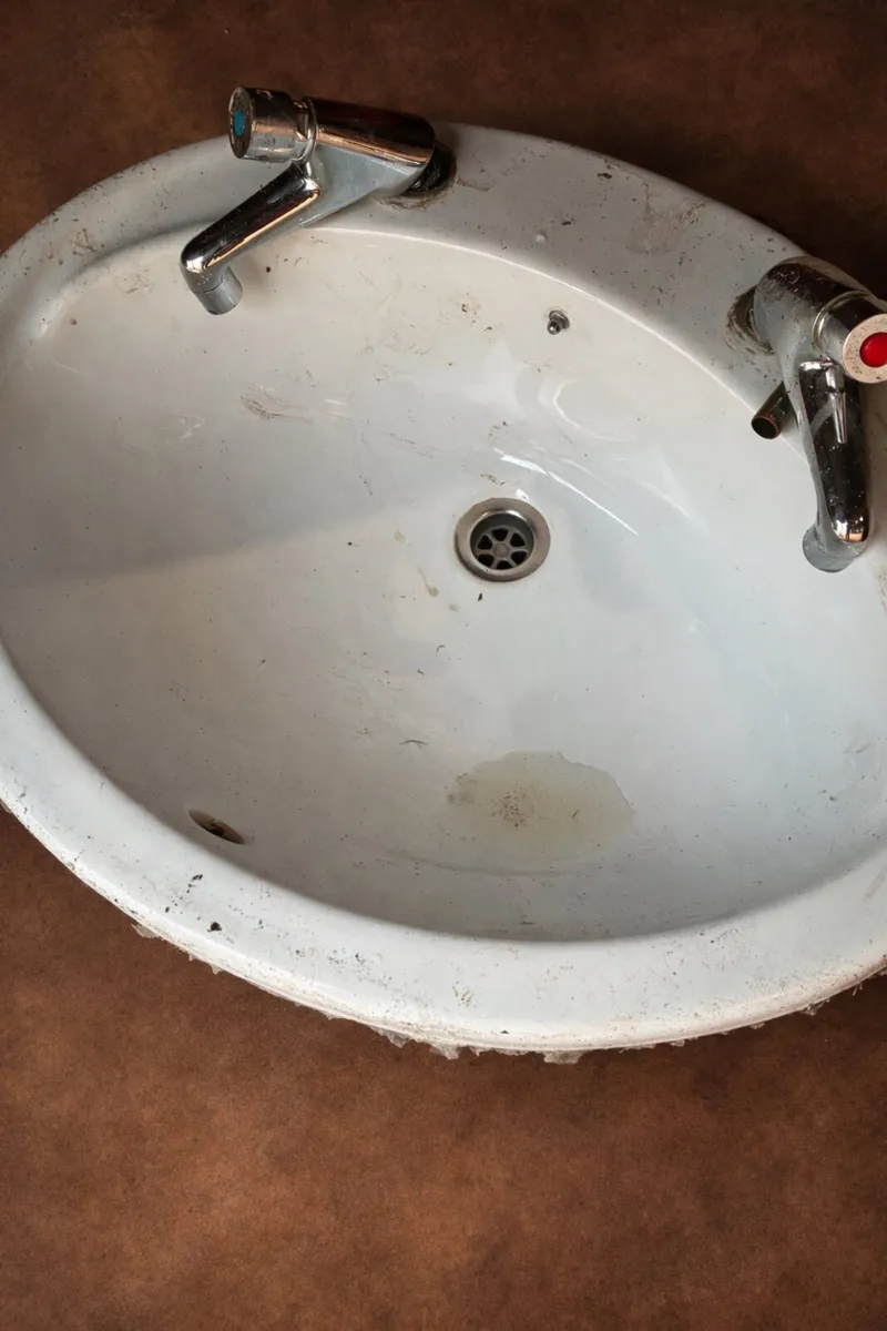 Toilets, hand basin - Image 1