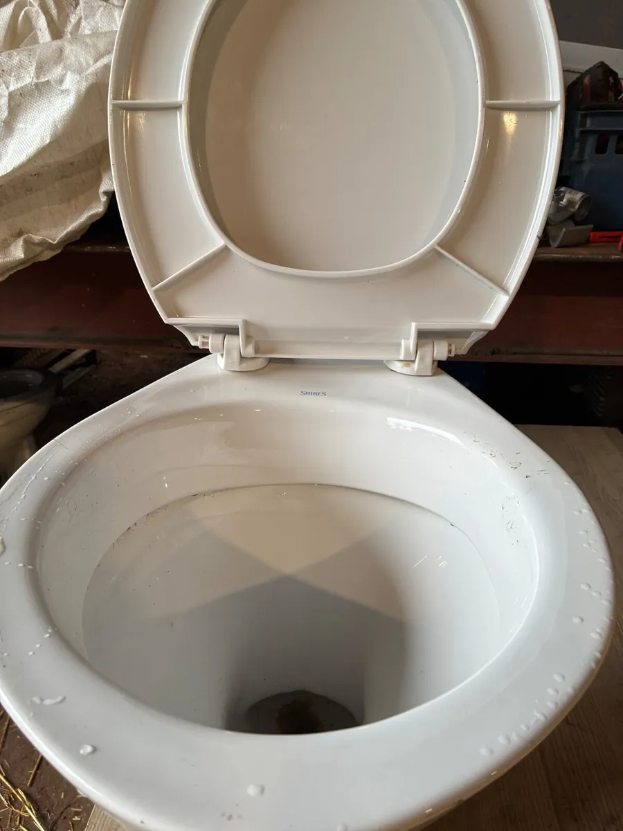 Toilets, hand basin - Image 2