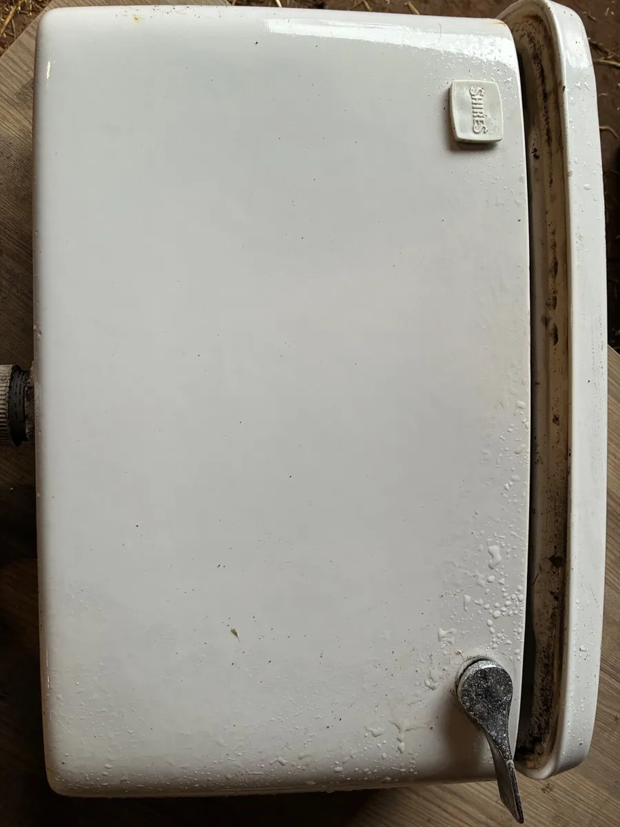 Toilets, hand basin - Image 3