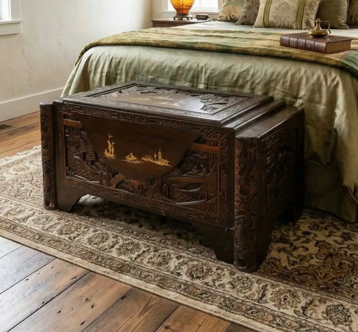 Finely carved camphor wood chest - Image 1