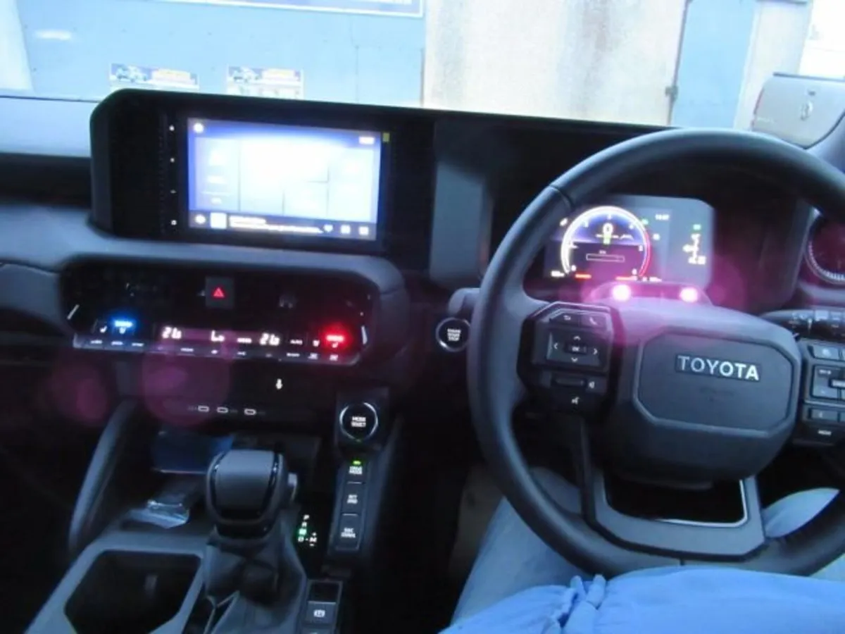 2.8D Commercial Panel Van 5dr Diesel Auto 4WD LWB - Image 4